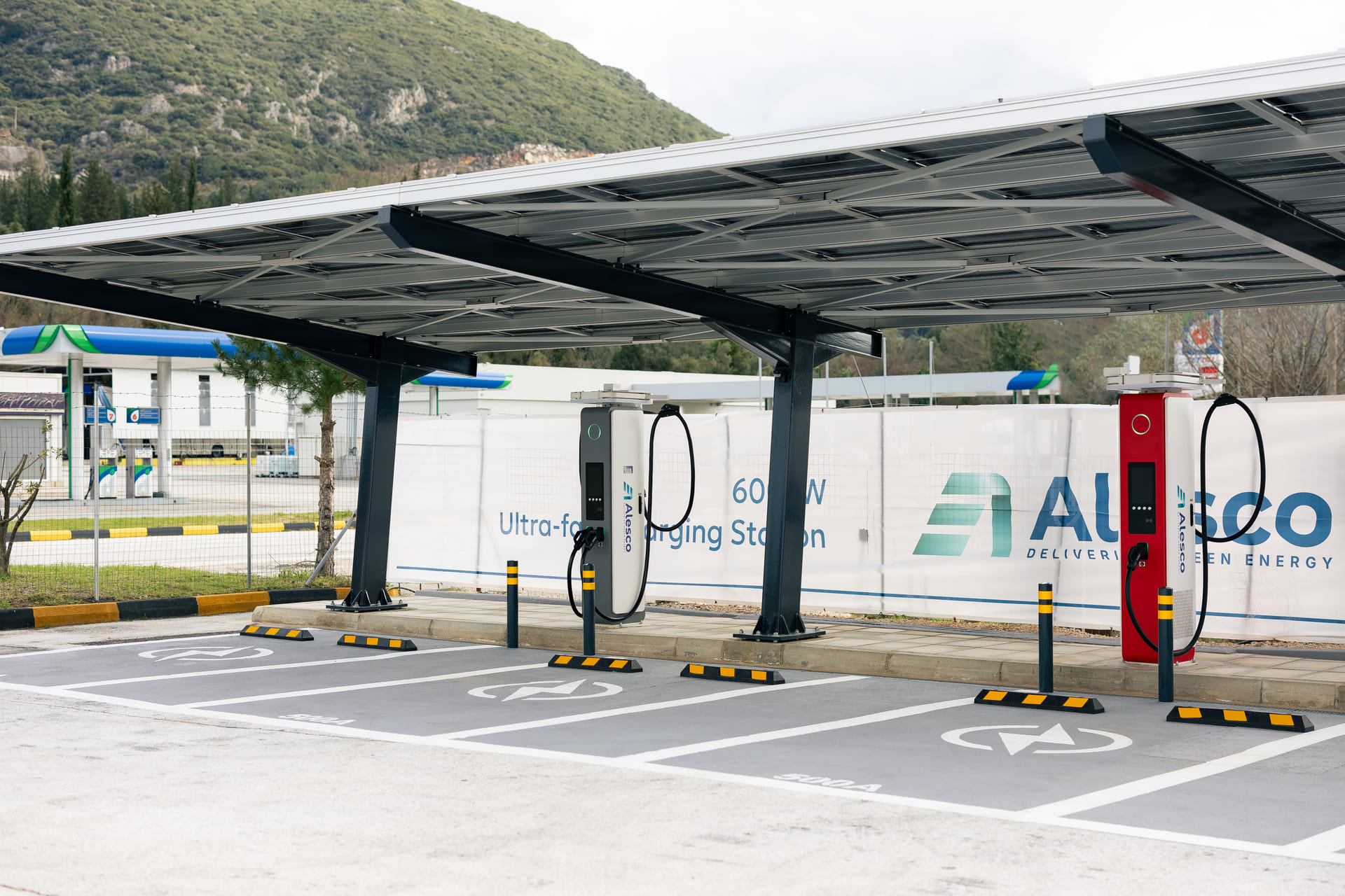 First Electric Vehicle Charging Hub in Greece with a 600 kW Liquid-Cooled Charger