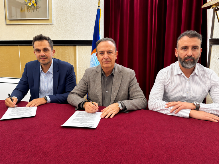 contract signing_photo 1